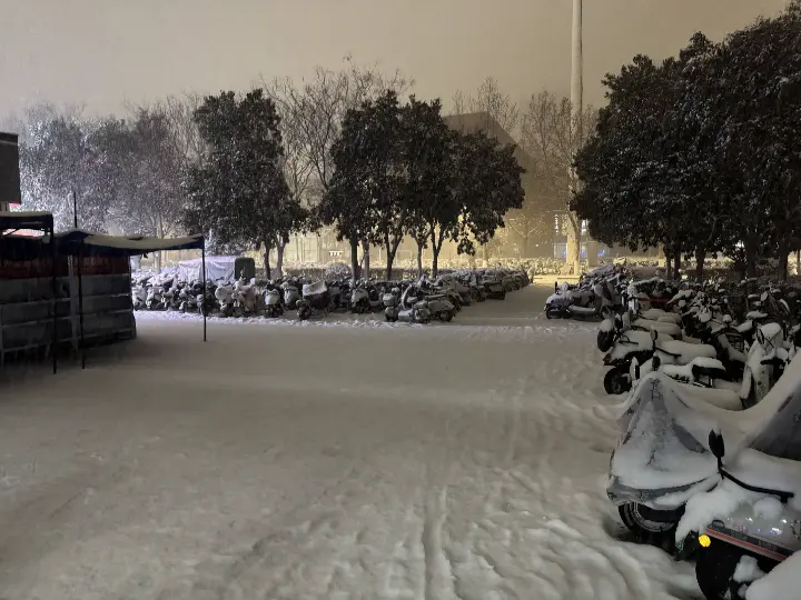 ❄️ 宿舍门外的雪